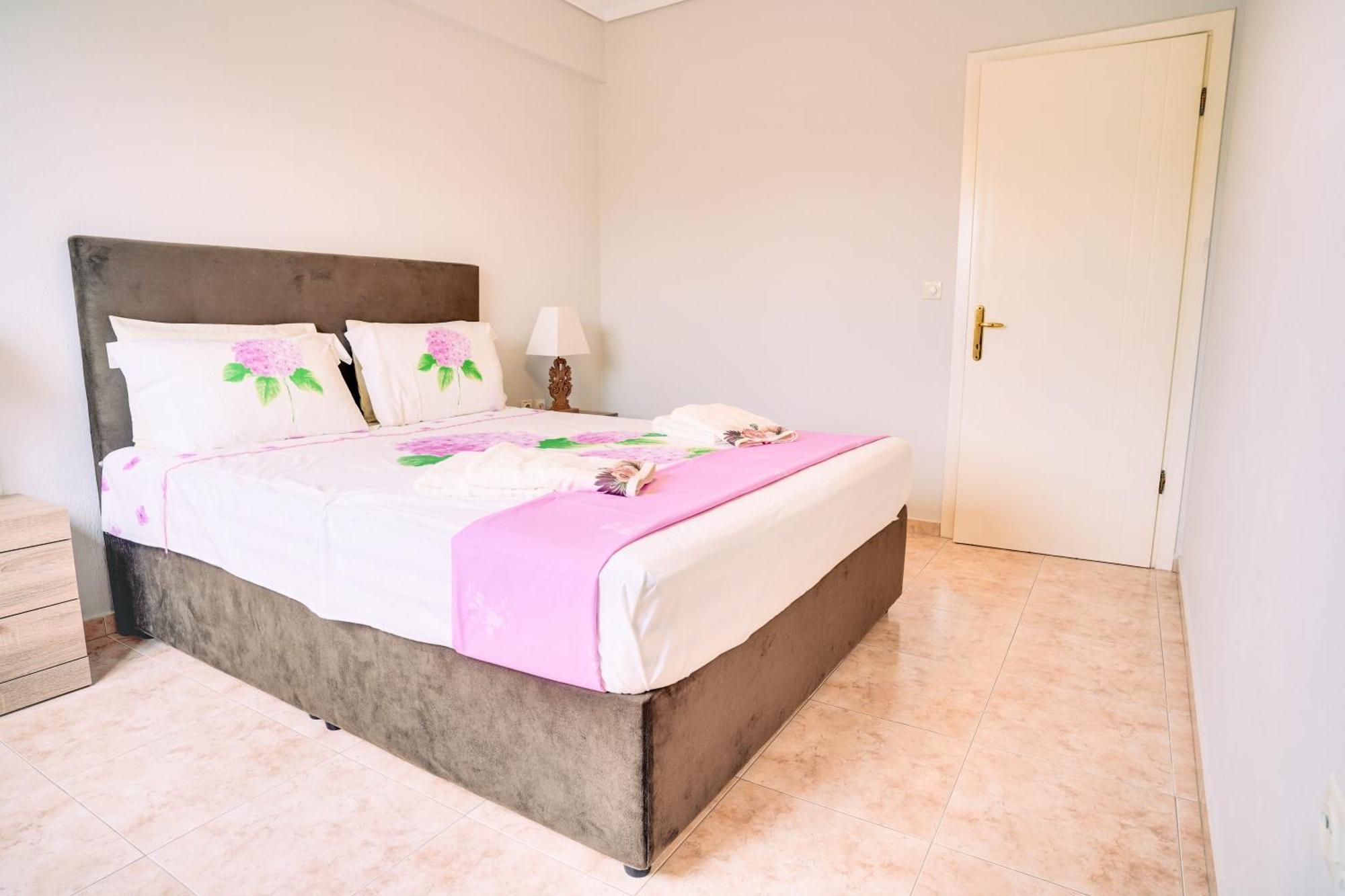 Lovely And Sunny Apartament 300M From Beach!! Peraía Buitenkant foto