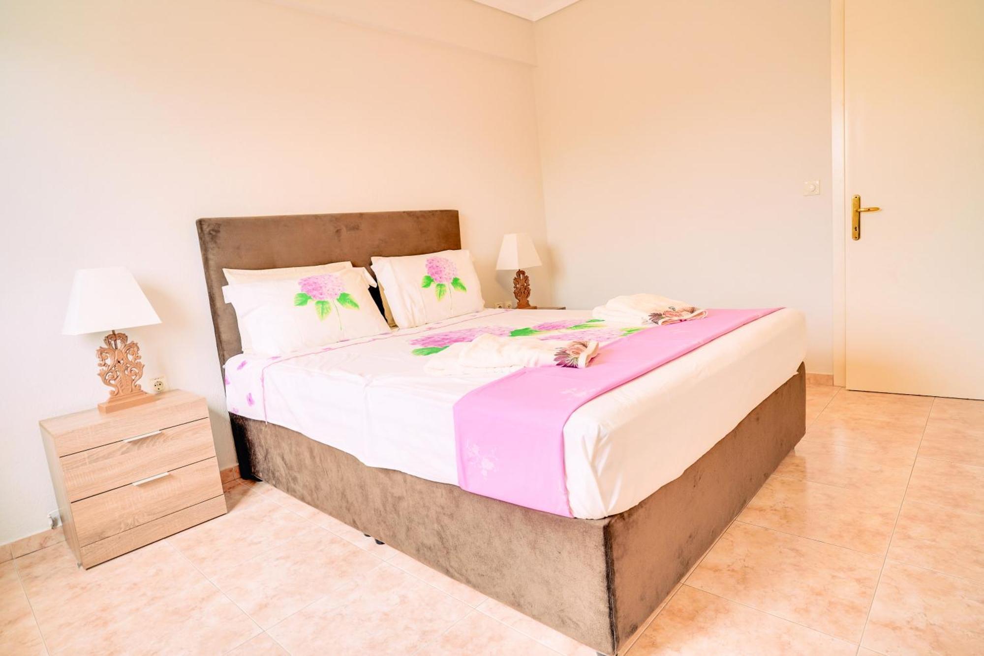 Lovely And Sunny Apartament 300M From Beach!! Peraía Buitenkant foto