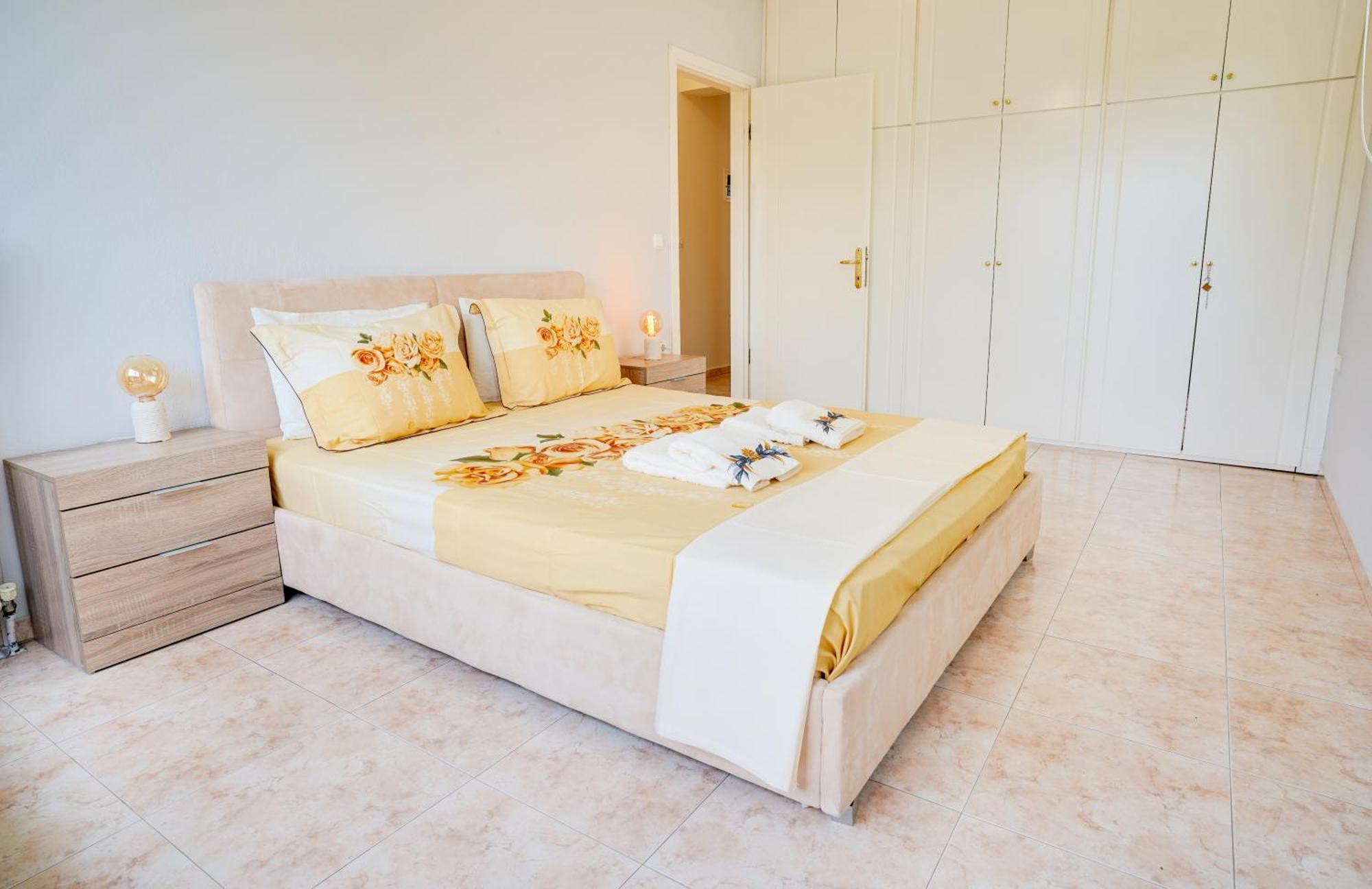 Lovely And Sunny Apartament 300M From Beach!! Peraía Buitenkant foto
