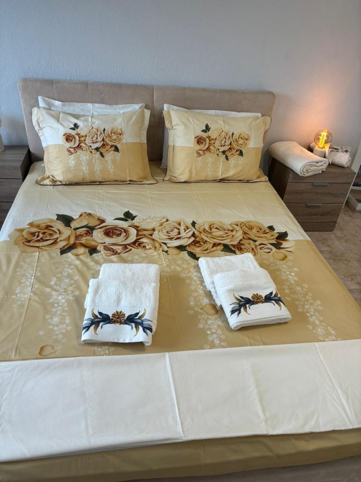 Lovely And Sunny Apartament 300M From Beach!! Peraía Buitenkant foto